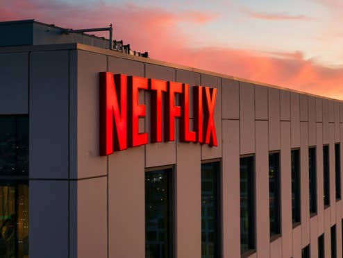 Netflix-Logo an einem Gebäude bei Sonnenaufgang