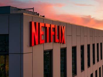 Netflix-Logo an einem Gebäude bei Sonnenaufgang