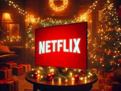 Netflix-Logo in weihnachtlicher Umgebung.