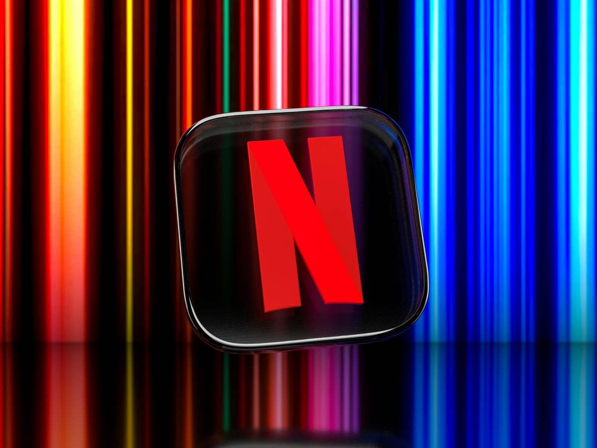 Netflix-Abo günstiger bekommen Netflix-Logo vor dem bekannten, bunten Hintergrund des Streamingdienst