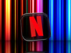 Netflix-Logo vor dem bekannten, bunten Hintergrund des Streamingdienst