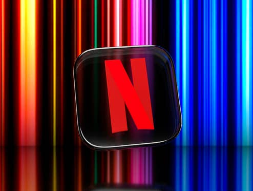 Netflix-Logo vor dem bekannten, bunten Hintergrund des Streamingdienst