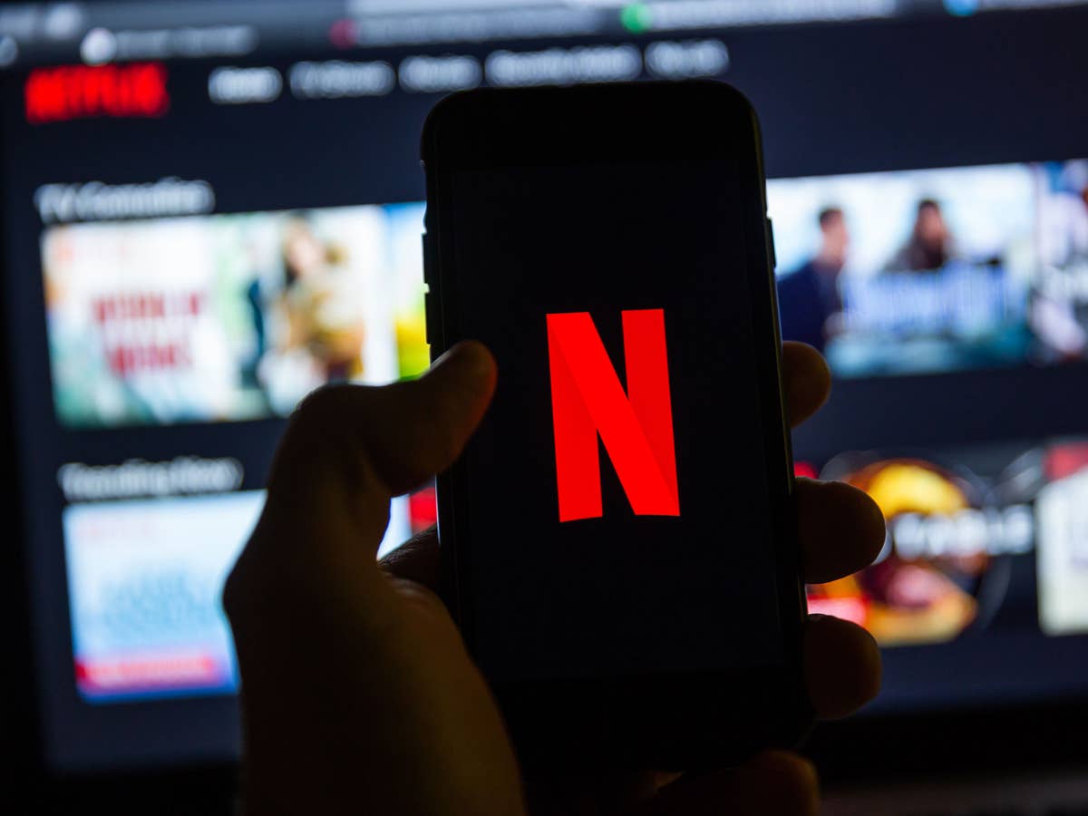 Netflix-Logo vor einem Fernseher