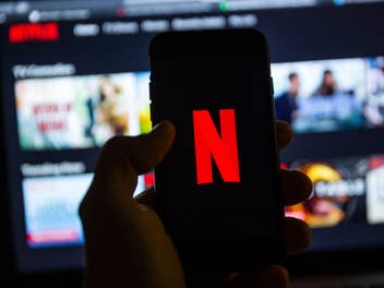 Netflix-Logo vor einem Fernseher