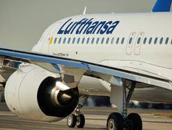 A320 von Lufthansa an einem Flughafen.