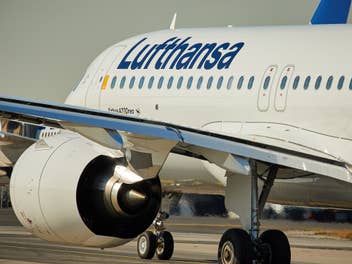 A320 von Lufthansa an einem Flughafen.