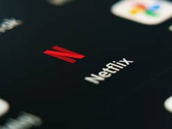 Netflix-App-Icon auf Smartphone-Bildschirm
