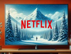 Netflix-Logo auf einem Fernseher im Wohnzimmer.