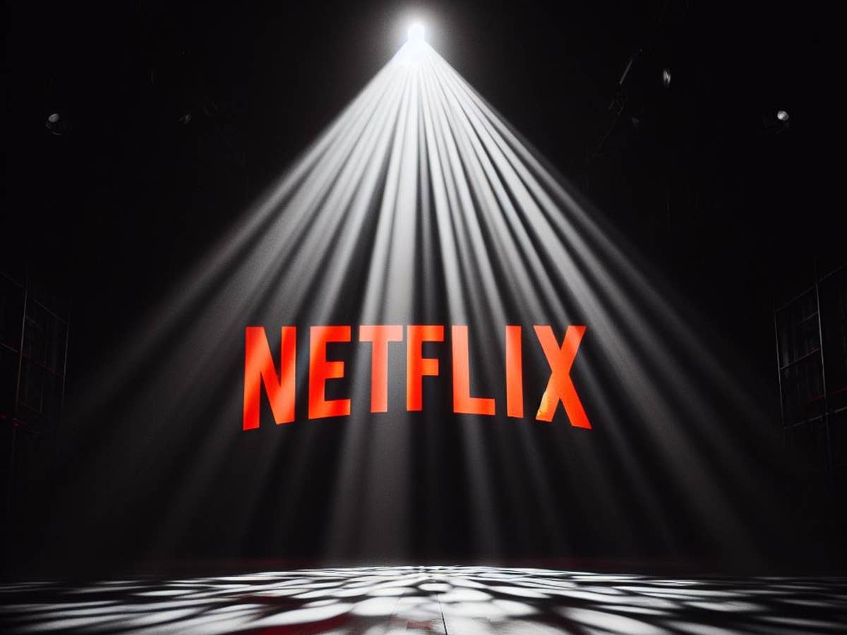 Netflix startet mit irren Neuheiten durch Netflix-Logo im Scheinwerfer-Licht.