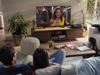 Familie schaut zusammen Netflix auf dem Fernseher
