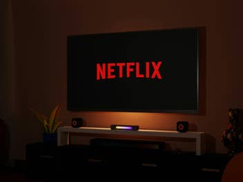 Netflix-Symbol auf einem Fernseher
