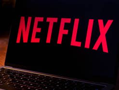 Netflix-Logo auf einem Notebook-Display.