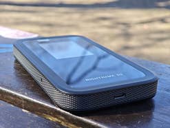 Netgear M7 liegt auf einem Tisch