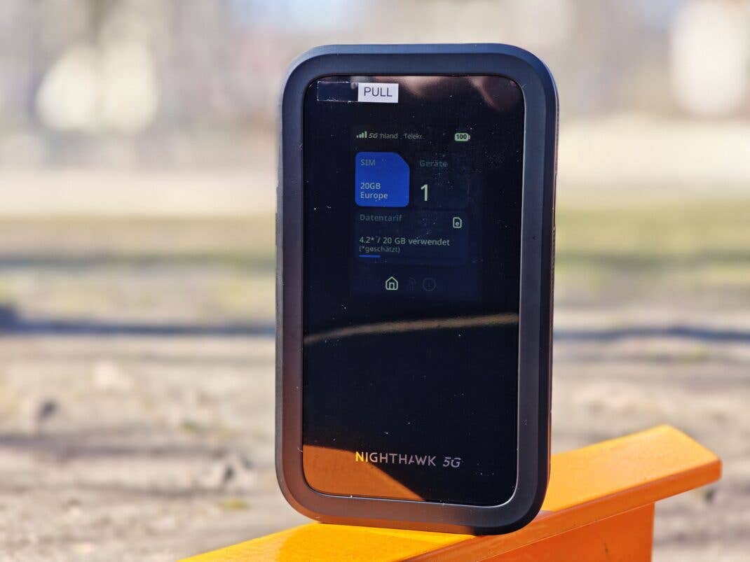Netgear M7 mit aktiviertem Display