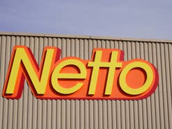 Netto Logo an einer Außenfassade.