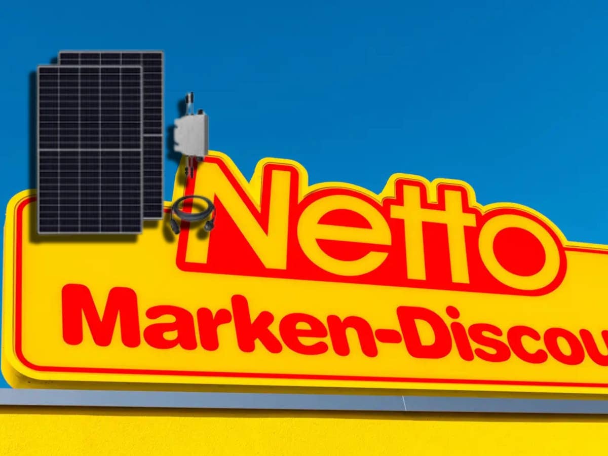 Netto: Balkonkraftwerke und Batteriespeicher zum Discount-Preis Netto-Logo an einer Filiale in Aachen mit einem Balkonkraftwerk