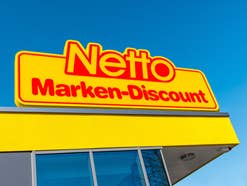 Logo von Netto Marken-Discount an einer Filiale in Aachen.