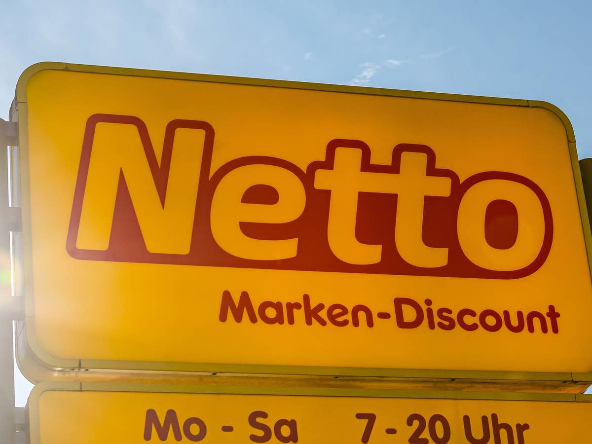 Netto-Logo auf das die Sonne draufscheint