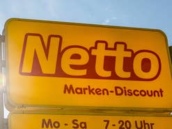 Netto-Logo auf das die Sonne draufscheint