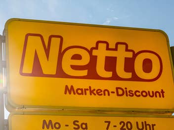 Netto-Logo auf das die Sonne draufscheint