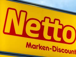 Netto-Logo vor grauem Himmel