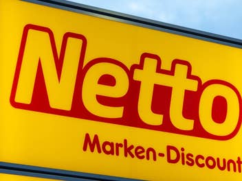 Netto-Logo vor grauem Himmel