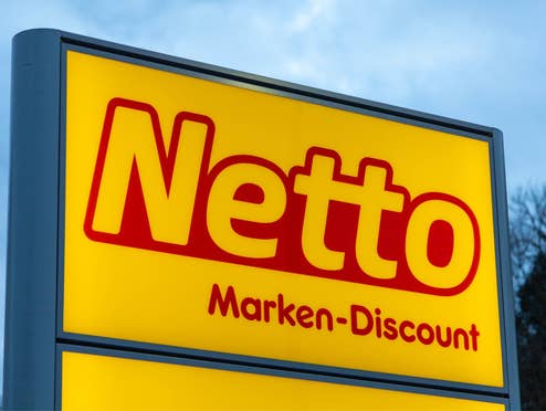 Netto-Logo vor grauem Himmel