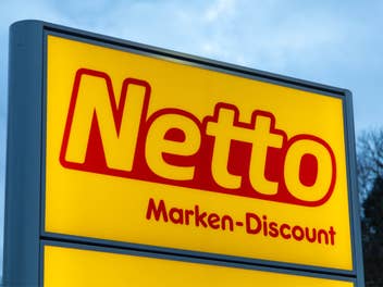 Netto-Logo vor grauem Himmel