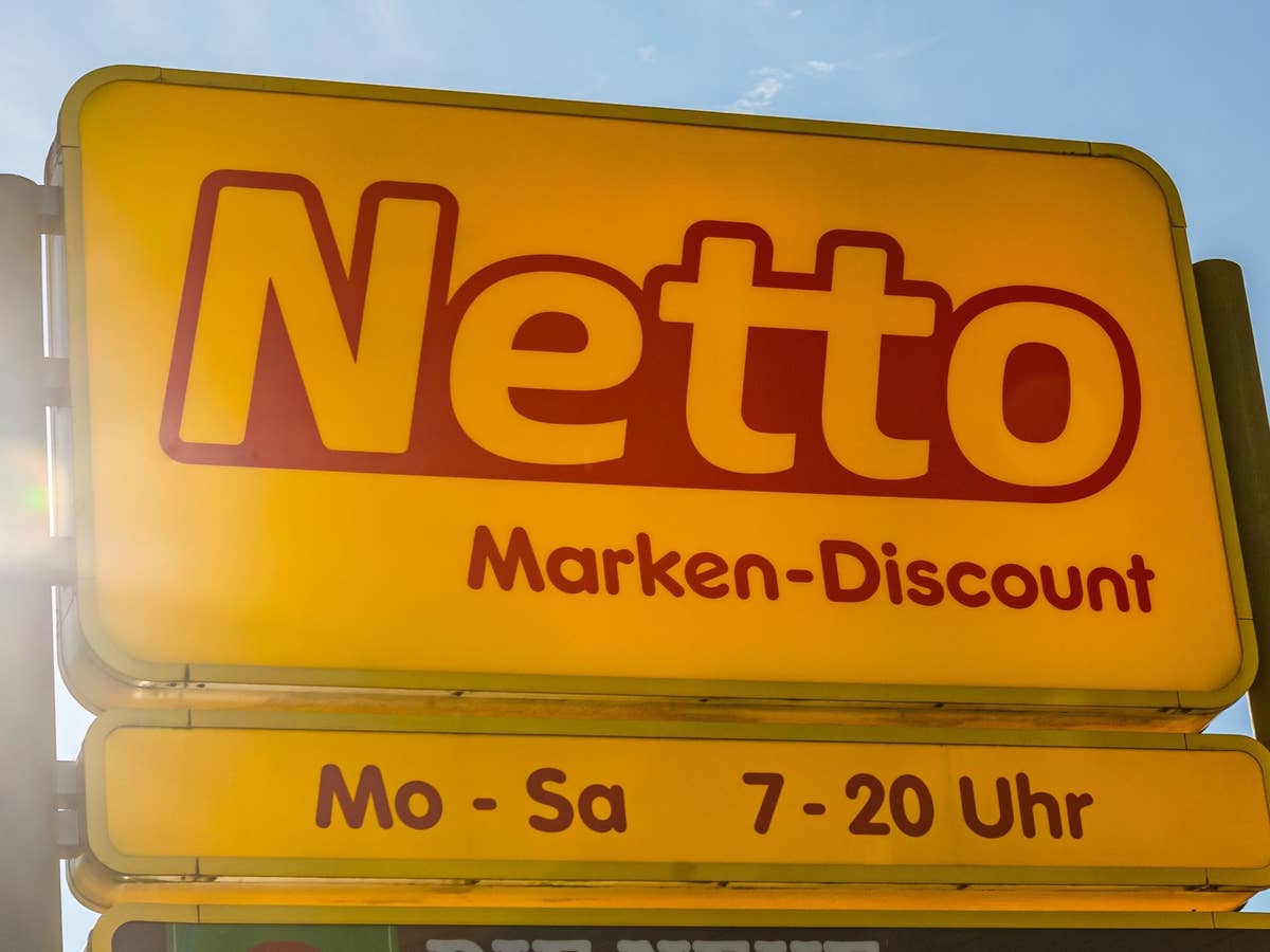 Netto-Schild bei Sonnenschein