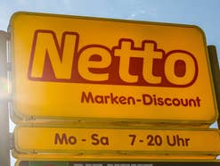 Netto-Schild bei Sonnenschein