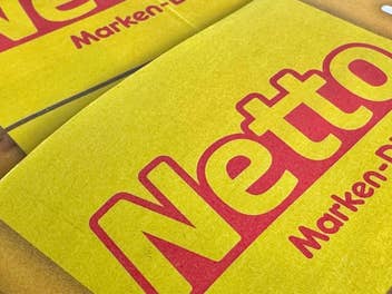 Netto Prospekte liegen auf einem Tisch