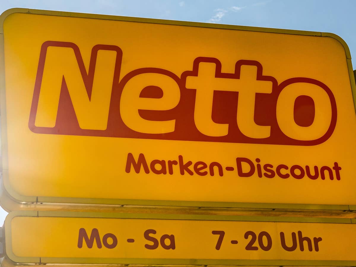 Actioncam bei Netto für 44,49 Euro Netto Logo auf einem Straßenschild.