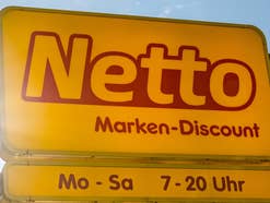 Netto Logo auf einem Straßenschild.