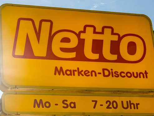 Netto Logo auf einem Straßenschild.
