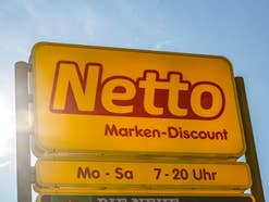 Netto Logo auf einem Straßenschild.