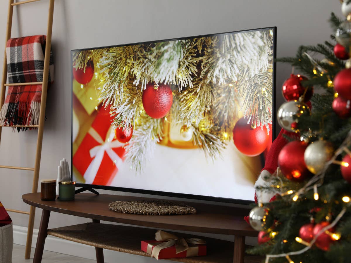 Fernseher steht neben einem Weihnachtsbaum