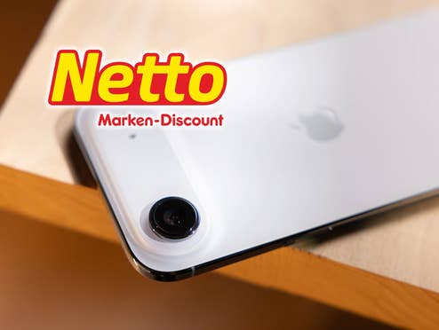 iPhone Air liegt auf einem Tisch und daneben das Netto-Logo