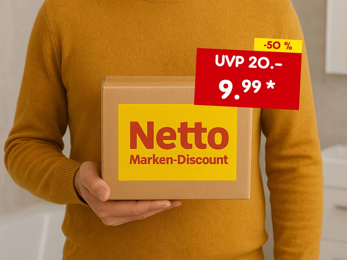 Person hält ein kleines Paket, auf dem das Logo des Netto Marken-Discounters zu sehen ist