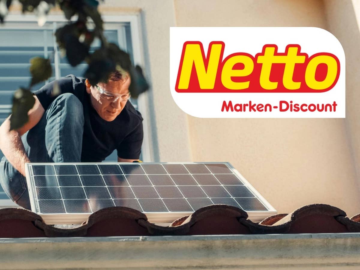 netto-wirft-balkonkraftwerk-raus-das-bekommst-du-fuer-knappe-210-euro-1 Jemand, der ein Solarmodul in der Hand hat und auf einem Dach steht. Oben rechts das Netto-Logo