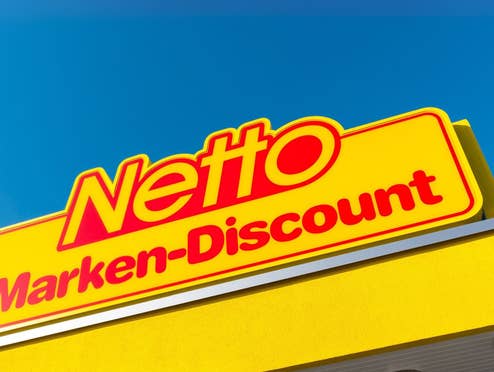 Netto-Filiale von unten fotografiert vor blauem Himmel.