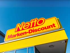 Netto-Filiale von unten fotografiert vor blauem Himmel.