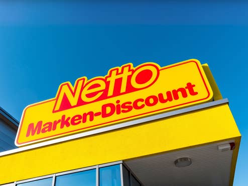 Netto-Filiale von unten fotografiert vor blauem Himmel.