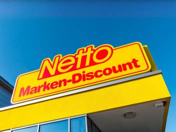 Netto-Filiale von unten fotografiert vor blauem Himmel.