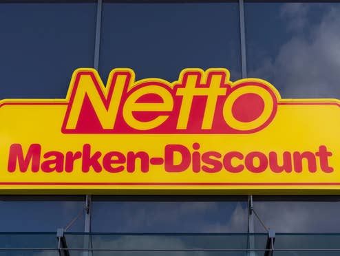 Netto zündet Preiskracher: Balkonkraftwerk zum Spitzenpreis Netto Logo an einer Filiale.