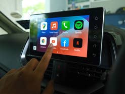 Display in einem Auto.