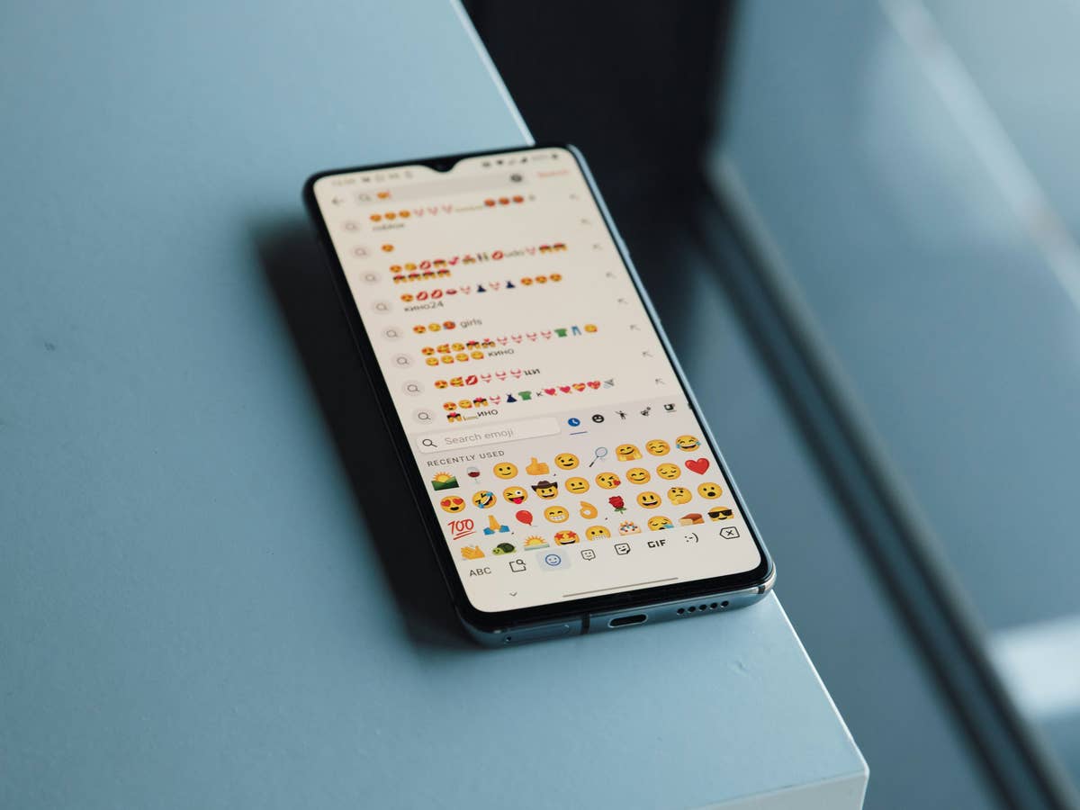 Eine Smartphone-Tastatur mit Emojis