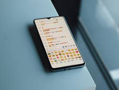 Eine Smartphone-Tastatur mit Emojis