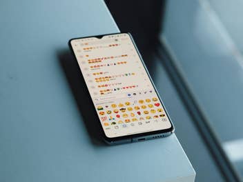 Eine Smartphone-Tastatur mit Emojis