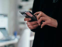 Eine Person nutzt ein Smartphone