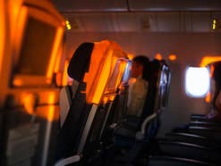 Neue Gebühr im Flugzeug: Wer seinen Sitz zurücklehnt, muss zahlen